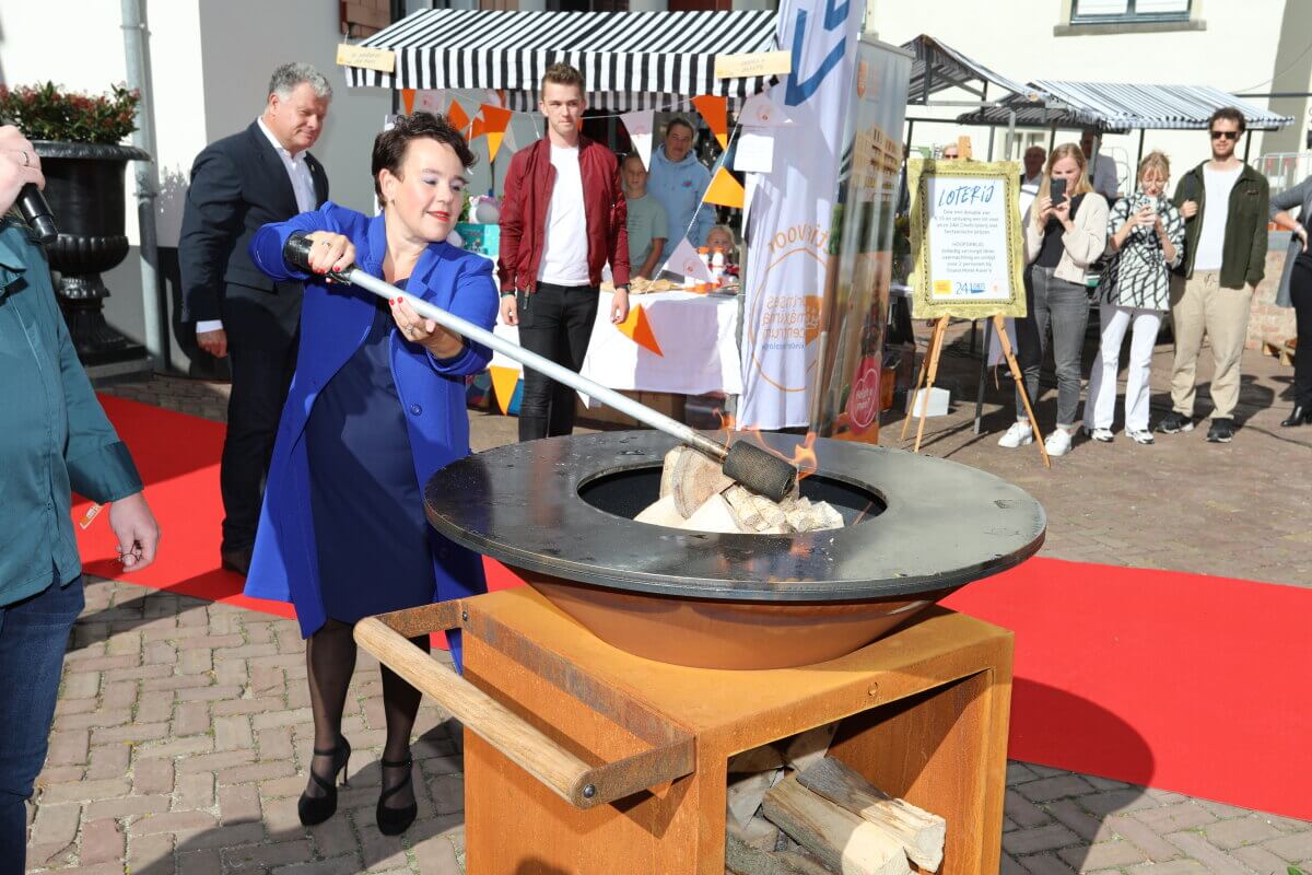 Burgemeester Sharon Dijksma steekt het vuur aan voor de start van de kookmarathon. Foto's: Ton van den Berg