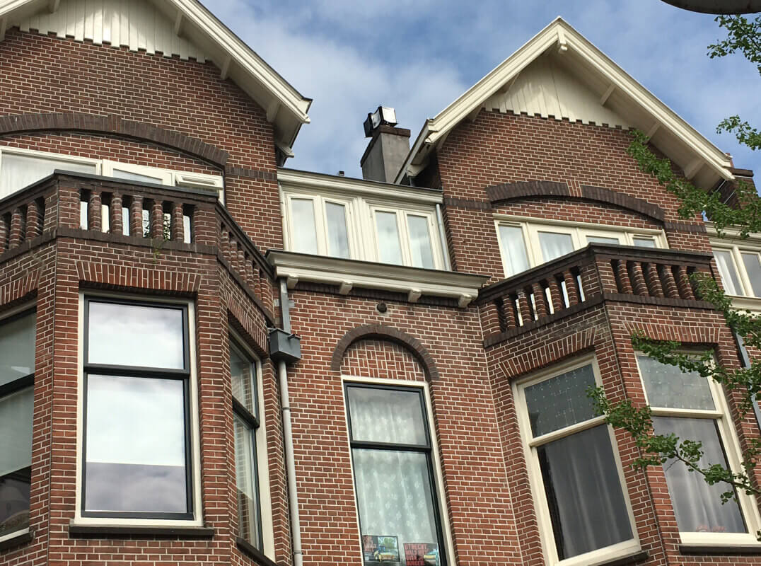 Tussen de twee balkons het kleine kamertje met vier ramen. Foto: Dik Binnendijk, 2022