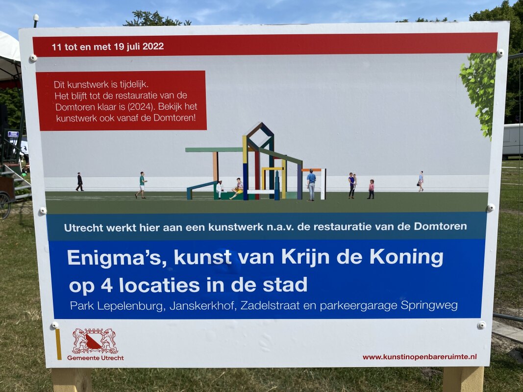 Tijdens de bouw, toen de hekken er nog stonden, stond dit bord er ook. Foto: JT