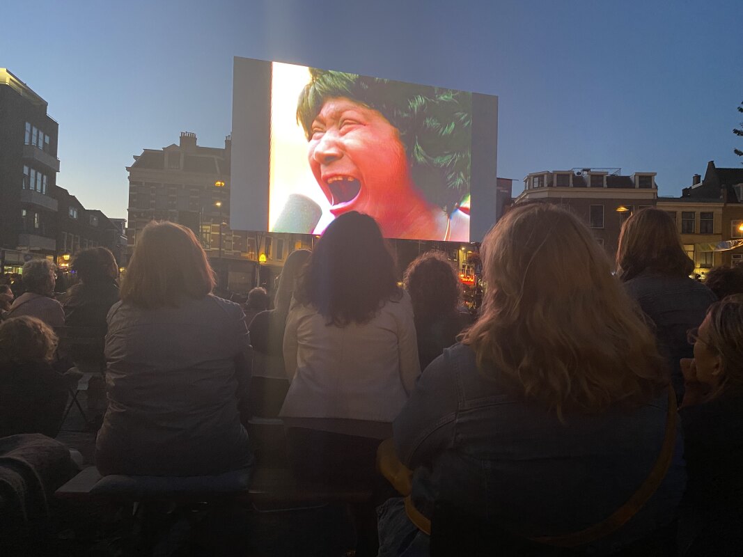 Op de Neude kijken naar de 'queen of gospel' Mahalia Jackson. Foto: JT