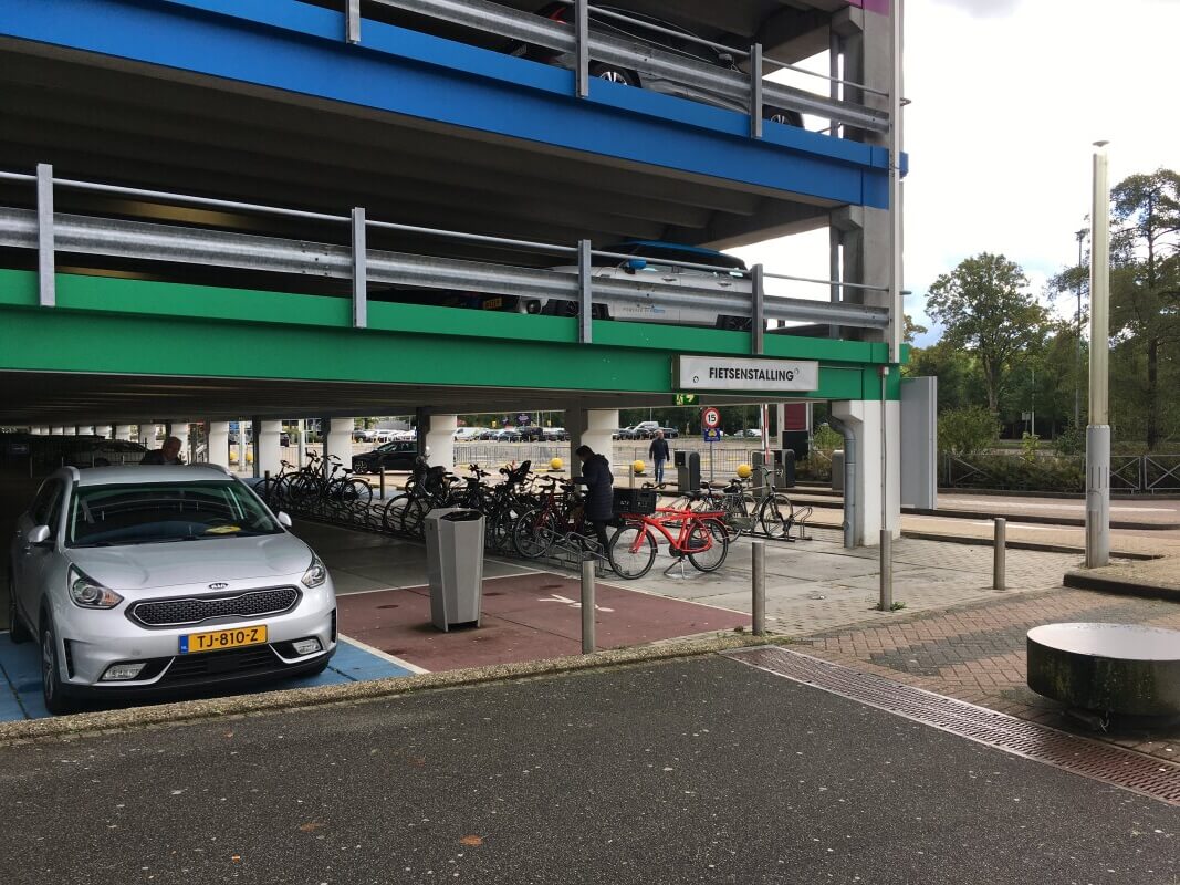 Fietsenstalling bezoekers in parkeergarage. Foto: Dik Binnendijk