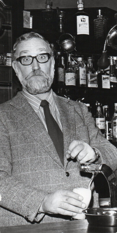Willem Slok in cafe Willem Slok jaren zeventig. Foto: archief Willem Slok