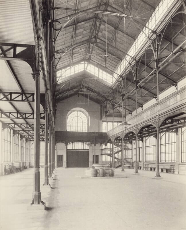 Het interieur van de Fruithal. Veel meer gericht op het gebruik als één grote markthal, met in het midden een spoelbassin voor de handelswaar. (HUA122939)