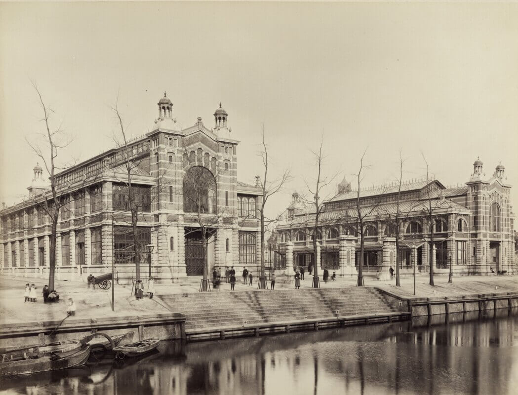 De beide gebouwen rond het einde van de 19e eeuw, gezien vanaf de Catharijnesingel in zuidoostelijke richting. De trap naar de Stadsbuitengracht was aangelegd voor het laden en lossen van goederen. Vooral de hoveniers uit Abstede en Pijlsweerd kwamen met pramen vol goederen hier aanleggen. (HUA122937)