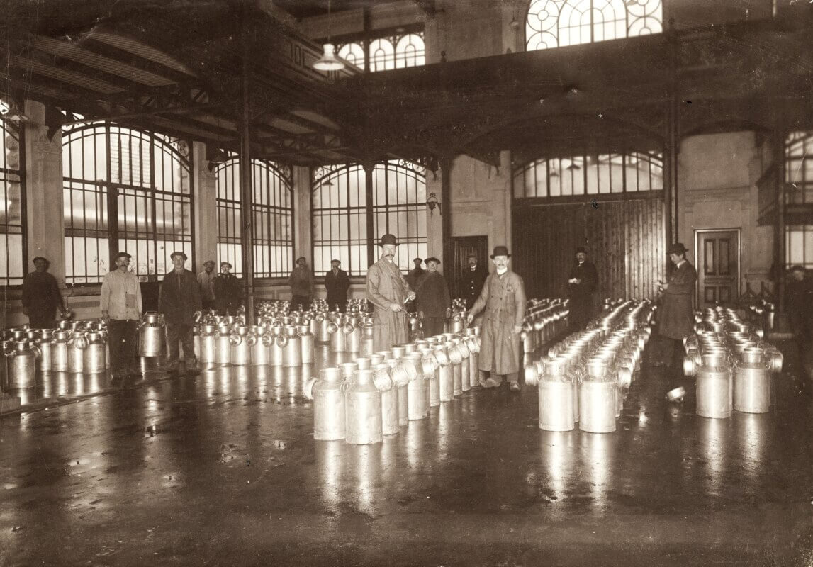 De Fruithal in het voorjaar van 1917 in gebruik als plaats voor de distributie van melk. Nodig in verband met de schaarste van dit artikel tijdens de eerste wereldoorlog. (HUA98655)