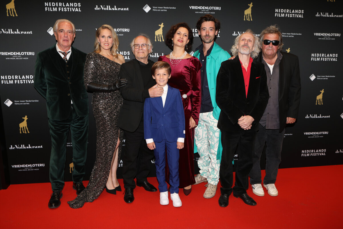 Regisseur Stelling en de cast van de film De Dans van Natasja. Foto: Ton van den Berg