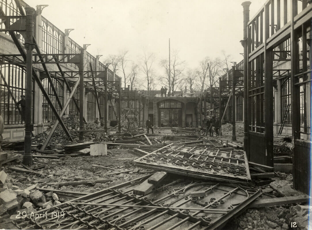 Gezicht in de Fruithal op het Vredenburg tijdens de sloop in verband met de voorgenomen bouw van het eerste Jaarbeursgebouw. (HUA403149)