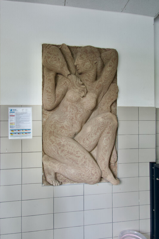 De 'badende vrouw' van beeldhouwer Joop Hekman.