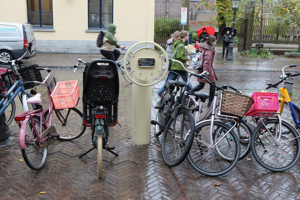Vlak na de opening werd de Loertoeter alweer opgeslokt door diverse fietsen. Foto: Ton van den Berg