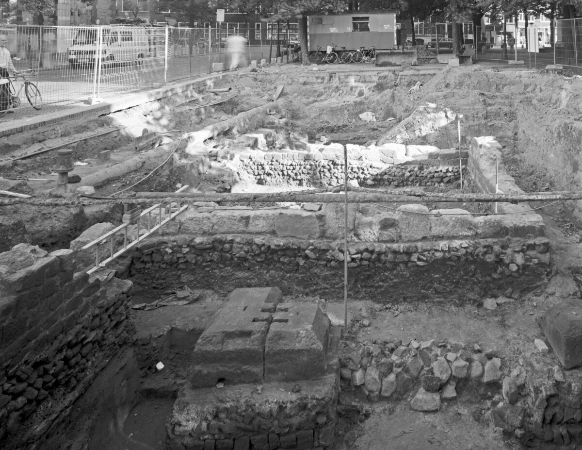 Opgraving in 1993 op het Domplein met resten van de eeuwenoude Kruiskapel en resten van een Romeinse weg. Foto: HUA