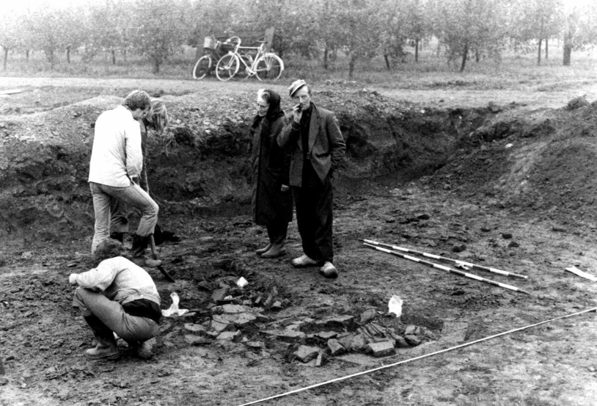 Opgraving aan de Castellumlaan in De Meern in 1974 met rechts de archeologe mw. prof. dr. C. Isings. Foto: J.P.M. Versteeg / HUA