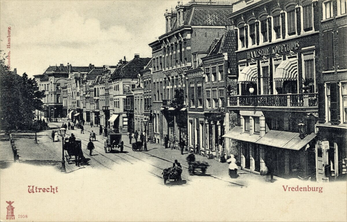 Twee foto's uit ongeveer dezelfde tijd (ongeveer 1895), waarbij we goed het verschil kunnen zien als er wel of geen kermis o.i.d. plaatsvond. Tijdens een kermis en sommige andere hoogtijdagen was het namelijk toegestaan om een overdekt terras op het trottoir te plaatsen. (HUA72844 en 2693)