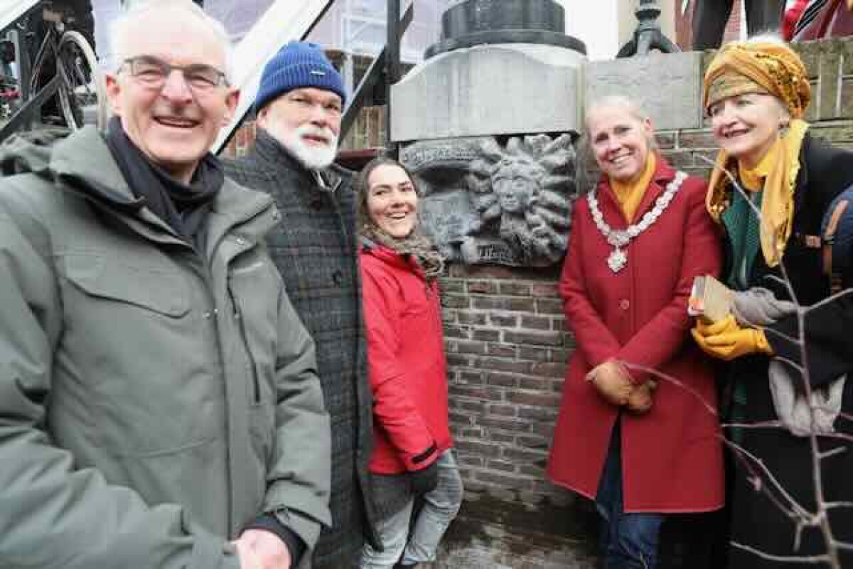 De console werd onthuld door vlnr: Dick de Jong (Oud-Utrecht), Leen Dorsmans (Universiteit Utrecht), Laura Kok (beeldhouwster), Lotte van Hooijdonk (loco-burgemeester), Pieta van Beek (historicus). Foto: Ton van den Berg