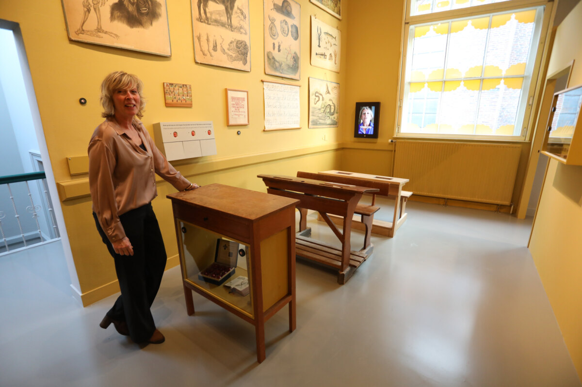 Volksbuurtmuseum-directeur Lysette Jansen in het schoolklasje.