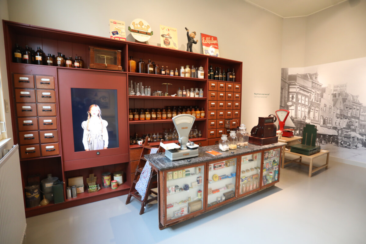 Het interieur van de apotheek.