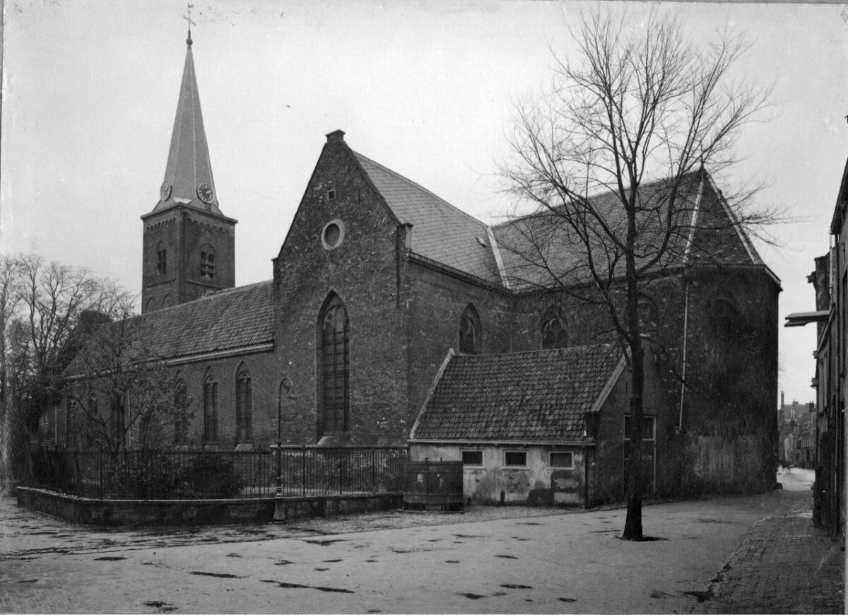 Zicht op zuidgevel Geertekerk. Foto: HUA (1923)