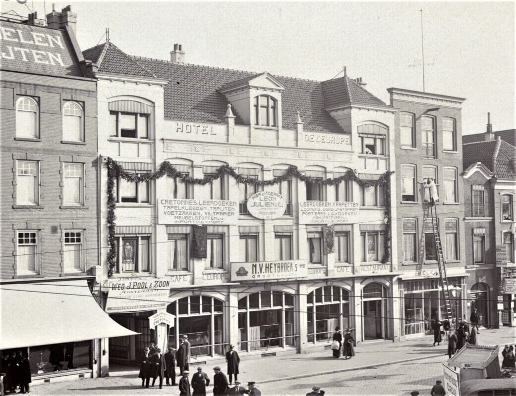 Deze foto laat het hotel zien in 1918 of '19, tijdens de tweede of derde jaarbeurs. Het hotel profiteerde op meerdere manieren van deze jaarbeurzen. Men kreeg uiteraard extra gasten voor zowel hotel als restaurant en men organiseerde extra evenementen. Maar ook verhuurde men de gevel aan diverse standhouders voor hun reclame-uitingen.