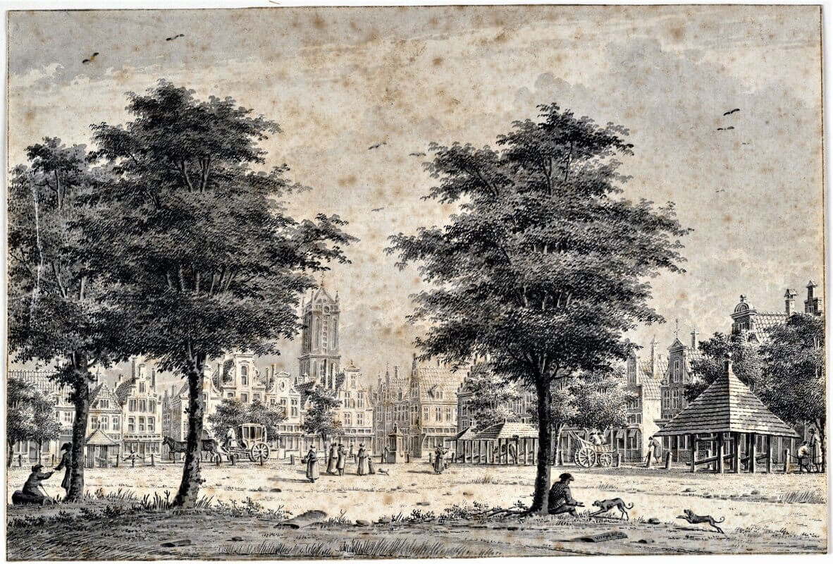 Op deze prachtige tekening van D. Verrijk zien we het Vreeburg zoals dat er uitzag rond 1740. We kijken richting het noordoosten en zien in de achtergrond de toren van de Jacobikerk. In het midden, achter de pomp, zien we de ingang van de Korte Viesteeg en links daarvan dus de ingang van de Lange Viesteeg. Het logement De Vogelstruis bevond zich precies achter de boom waar de man tegenaan zit. De dakjes op de paalconstructies waren ruimtes waar een hoefsmid kon werken.