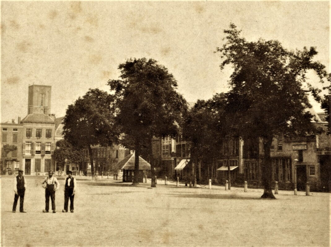 Op deze foto van rond 1865 kijken we weer ongeveer in dezelfde richting. Er is nog een overdekte paalconstructie zichtbaar en die staat dan ook nog eens pal voor wat toen al Hotel de l'Europe heette. Het was toen nog een vrij simpel pand met luiken voor de ramen.