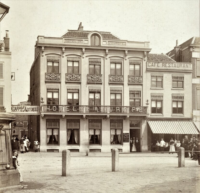 Deze foto moet gemaakt zijn in 1902. Boven de ingang naar het achterterrein staat “Garage d'Automobils”, hetgeen erop geschilderd is naar aanleiding van de betrouwbaarheidsritten voor automobielen die in die tijd door de N.A.C. georganiseerd werden.