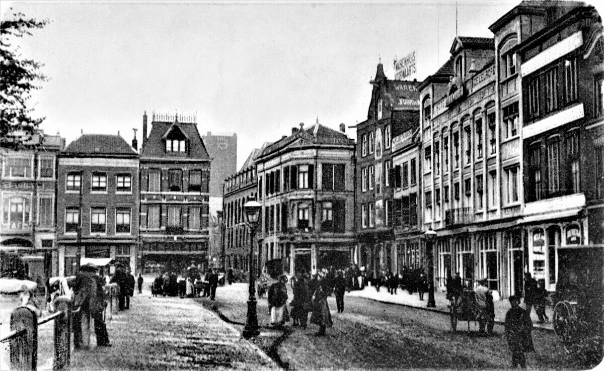 Op deze foto zien we rechts het hotel zoals het was geworden na de grote verbouwing in 1907/'08. De voorgevel van hotel en restaurant zijn bij elkaar getrokken en vormen nu een geheel.