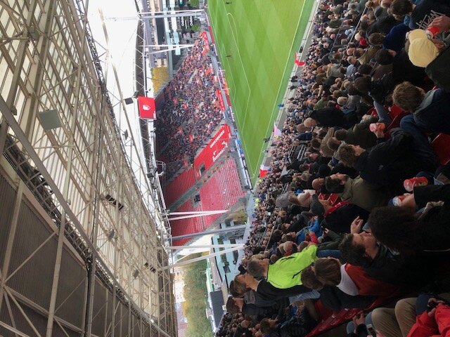 Er mochten slechts 400 supporters uit Twente in het uitvak, gevolg van eerdere incidenten. (Foto-Hans van Echtelt)