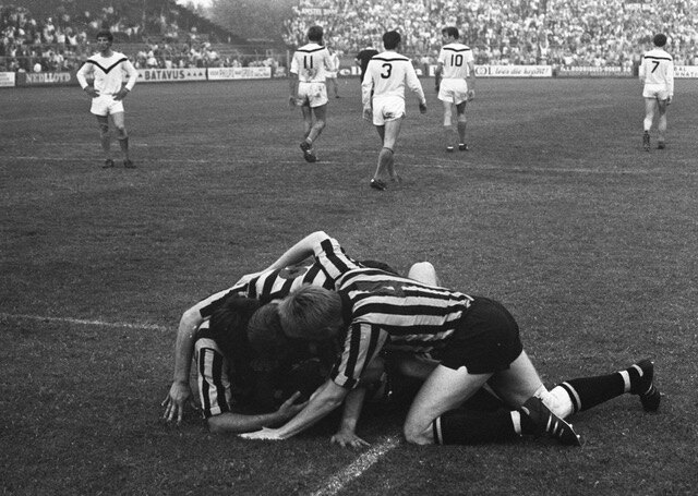 In 1969 werd matchwinnaar Georg in ’t Veld bedolven onder clubgenoten. (Foto: archief Hans van Echtelt)