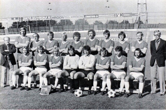 De selectie van FC Utrecht in het seizoen 1975/1976. Helemaal rechts trainer Jan Rab (foto: FC Utrecht)