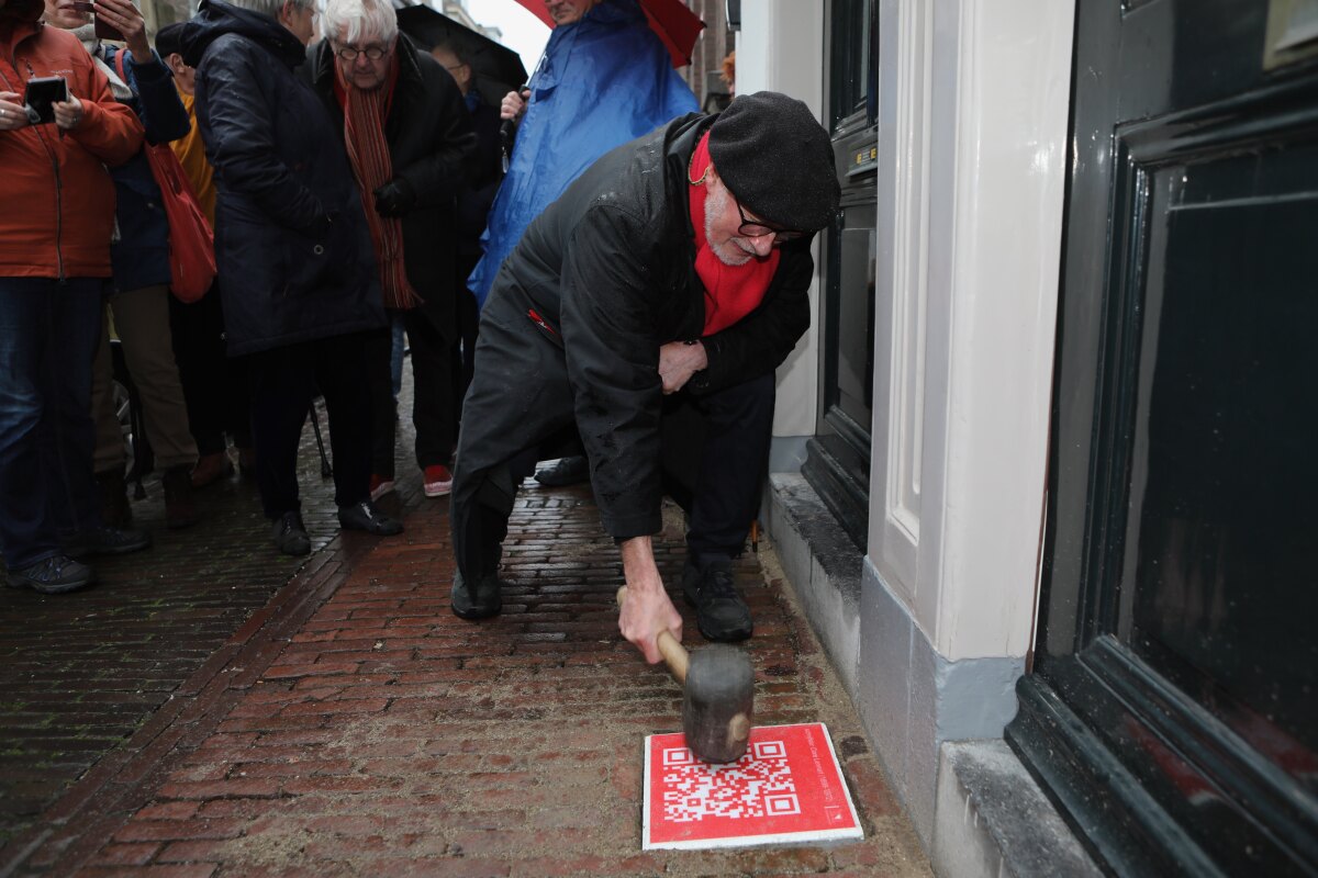 Van Willigenburg legt de steen. Foto: Ton van den Berg