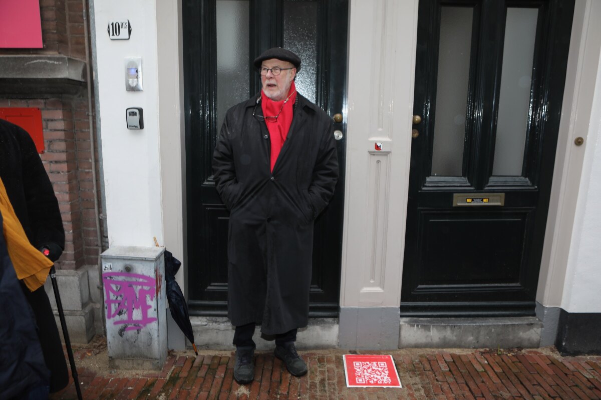Wim van Willigenburg bij de deur van de bovenwoning Zuilenstraat 10bis. Foto: Ton van den Berg