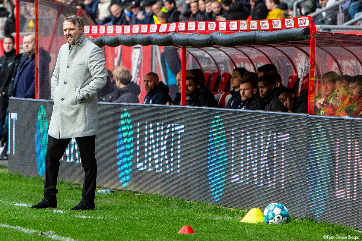 Trainer Silberbauer bij zijn eerste competitiewedstrijd. 