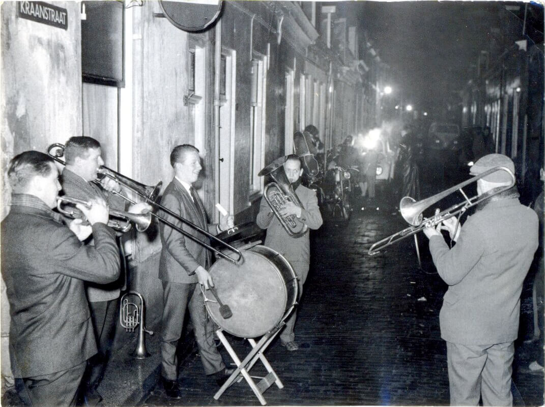 Feest oudejaarsavond 1966 in de Kraanstraat met vlnr: Jan van Olderen, Jan Veerman, Jan Veerman jr., Dirk van der Tier en Ko van Olderen. Foto: familie Veerman