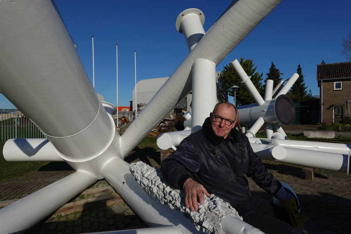 Ruud Kuijer tussen de stukken van de sculptuur Welland. Foto: Ton van den Berg