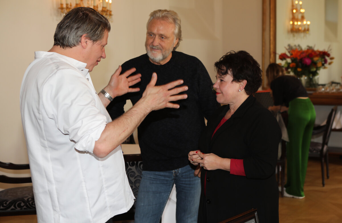 Leon Mazairac, Ed Maas (eigenaar Karel V) en burgemeester Dijksma. Foto: Ton van den Berg