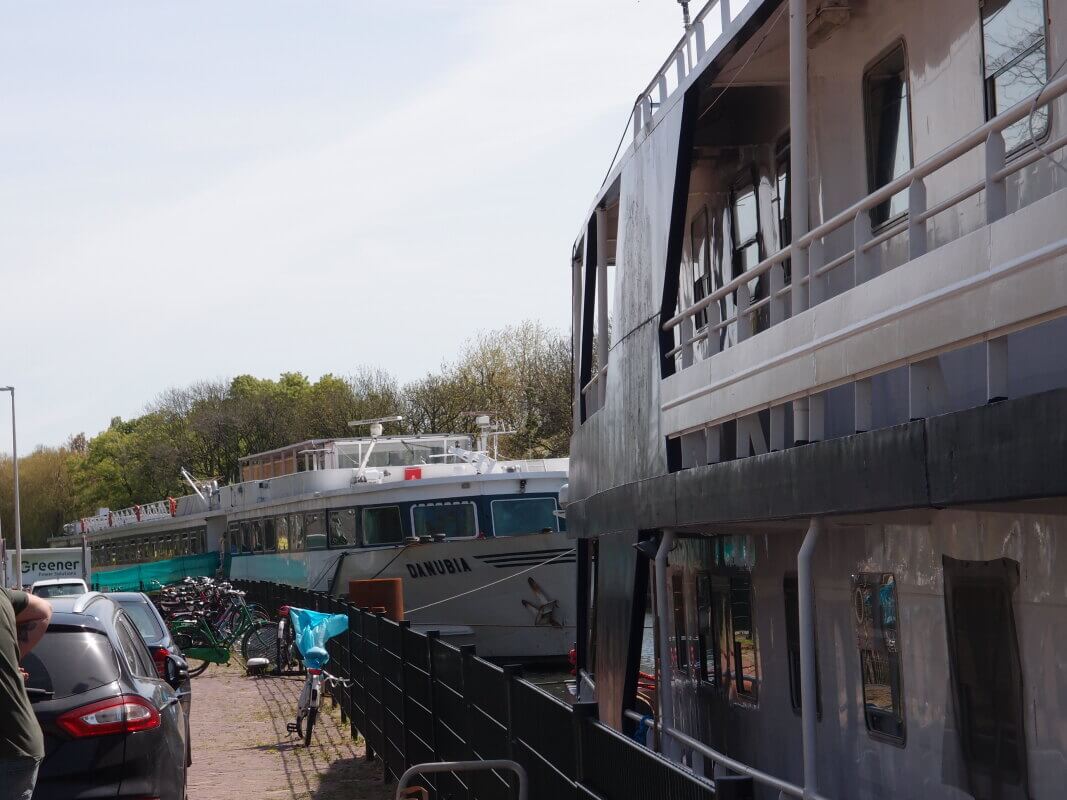 De opvangboot Danubia ligt nu nog achter Le Formidable maar zal diens plek gaan innemen. Foto: LE