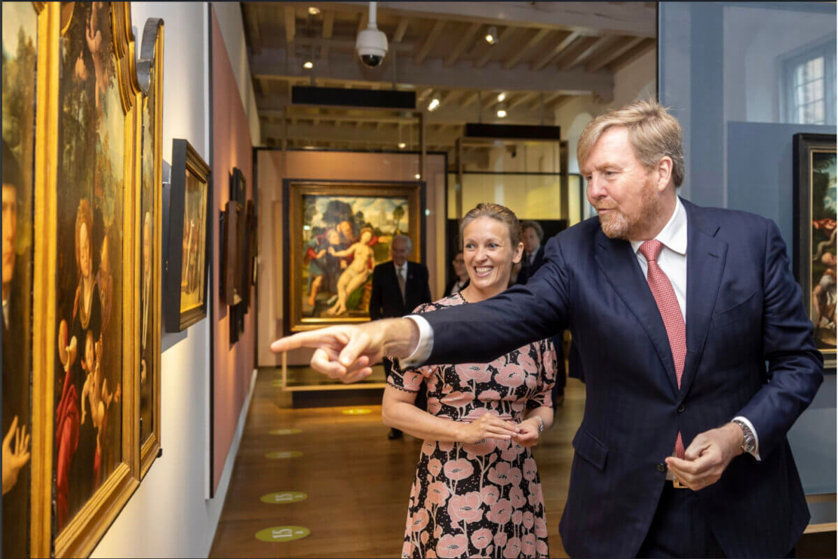 Koning Willem-Alexander en conservator Micha Leeflang op de expositie Ode aan Antwerpen. Foto: Menno Ridderhof/Catharijneconvent