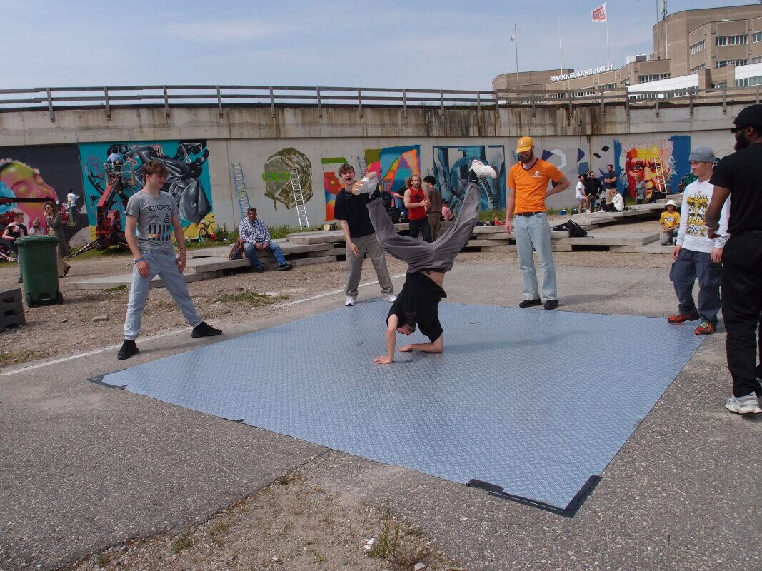 Breakdancers van de UC-crew in actie.