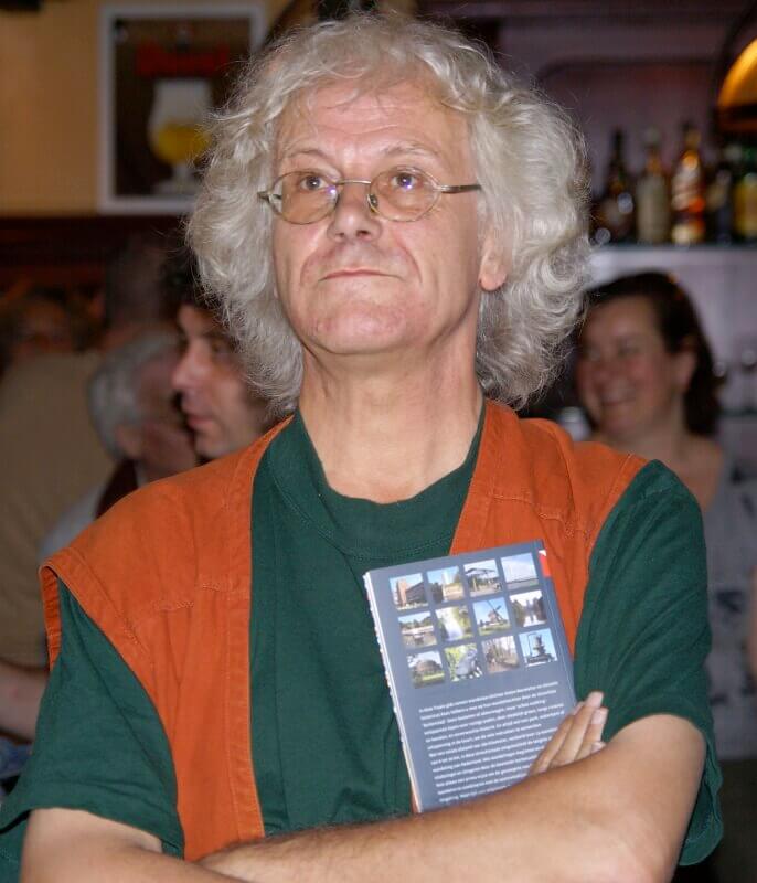 Anton Rosmüller bij de presentatie van zijn wandelboek in cafe Kanaalzicht in 2008. Foto: Ton van den Berg
