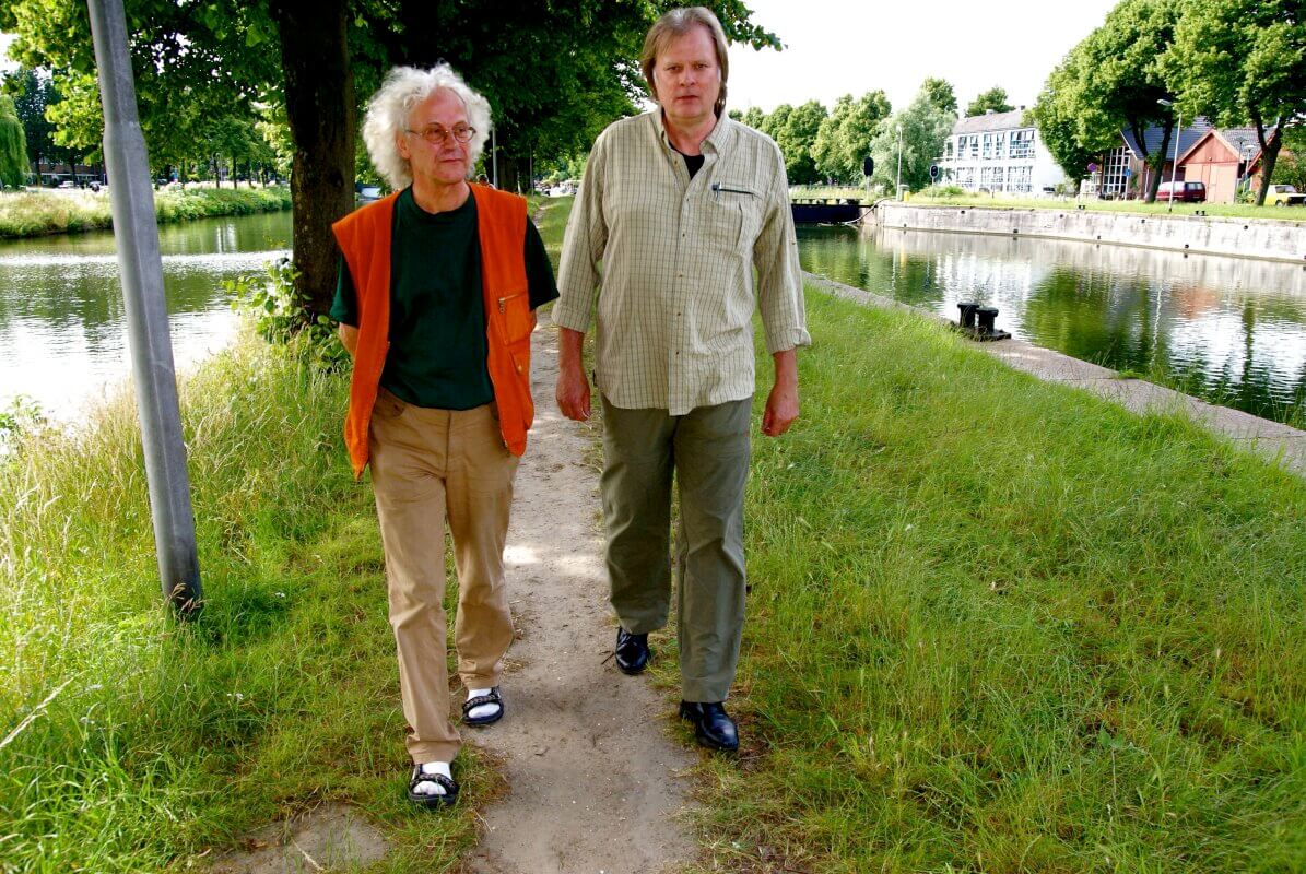 De auteurs van ‘Wandelen buiten de binnenstad van Utrecht’ Kees Volkers (rechts) en Anton Rosmüller aan de wandel langs het Merwedekanaal in 2008. Foto: Ton van den Berg