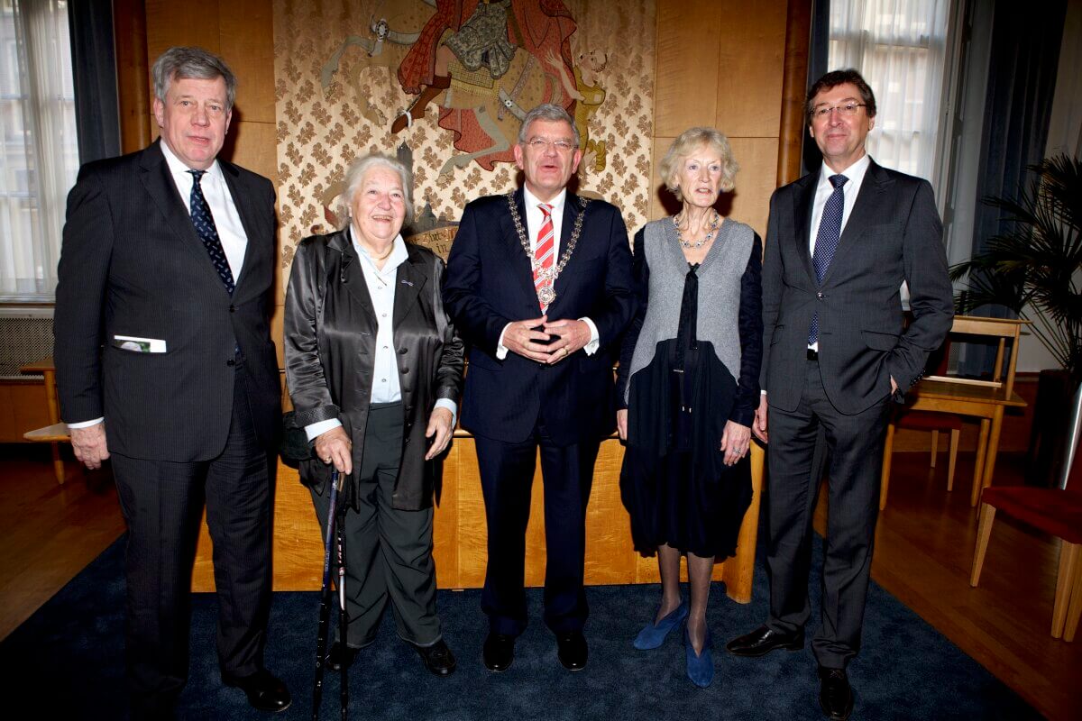 In 2014 poseerden de toenmalige en voormalige burgemeesters van Utrecht, vlnr: Opstelten, Vos-van Gortel, Van Zanen, Brouwer en Wolfsen. Foto: Ton van den Berg