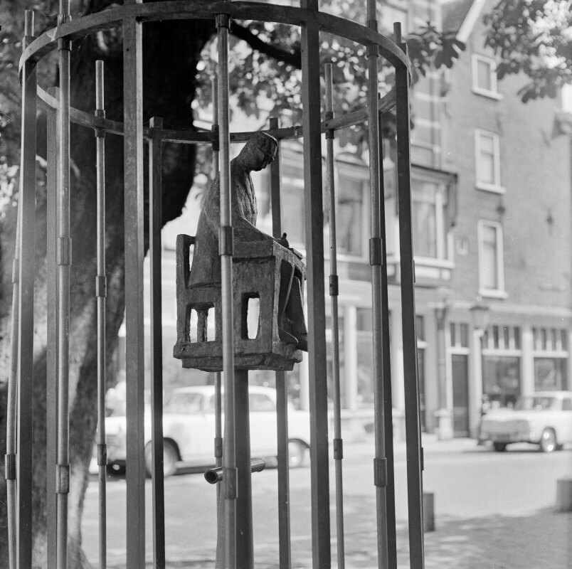 'Gekooide Ambtenaar', gemaakt door Louis Dusée. Op de foto zien we het beeld achter het stadhuis in de jaren zestig. Het staat tegenwoordig in het Stadskantoor. Foto: Henk Hofland