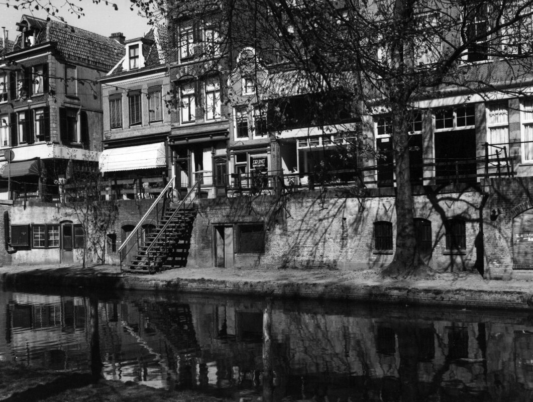 De kelders aan de Oudegracht in de buurt van de Vrouwjuttenstraat (links) en de Geertebrug in de jaren vijftig. Foto: HUA