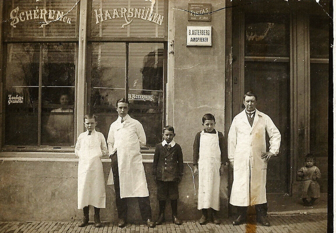 De kapperszaak aan de Anthoniedijk 2 in 1914 met uiterst rechts opa Buch Agterberg (1897- 1927) en daarnaast vader Buch Agterberg (1906 - 1980). Foto: familie Agterberg