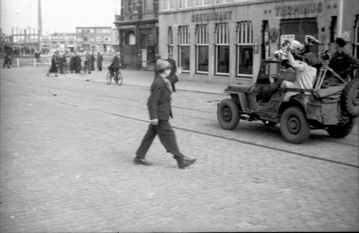 Stationsplein met hotel-restaurant Terminus