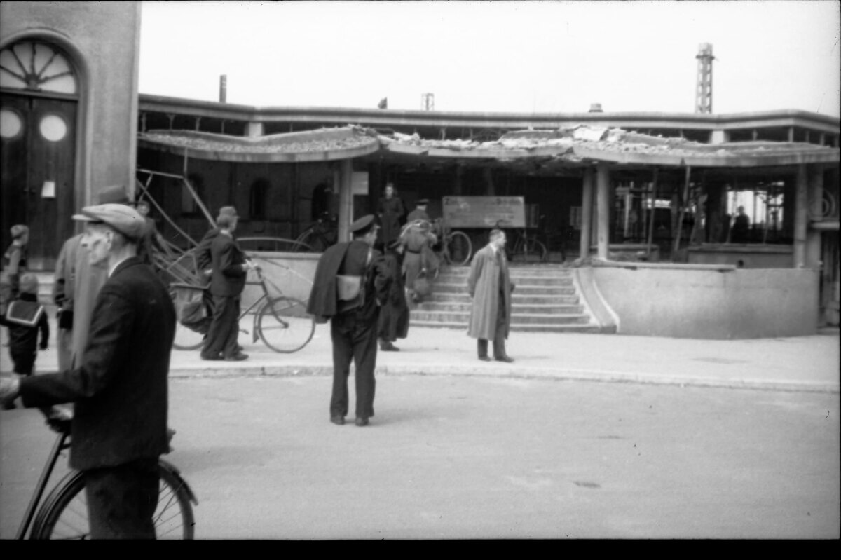 De gehavende toegang tot de buurtsporen van het Centraal Station (Stationsplein).