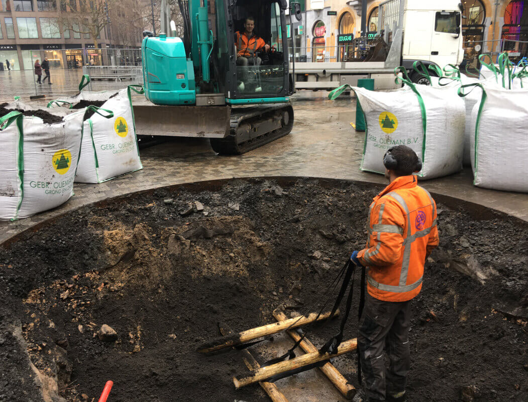 Het klaarmaken van de boomplantplek. Foto: Dik Binnendijk