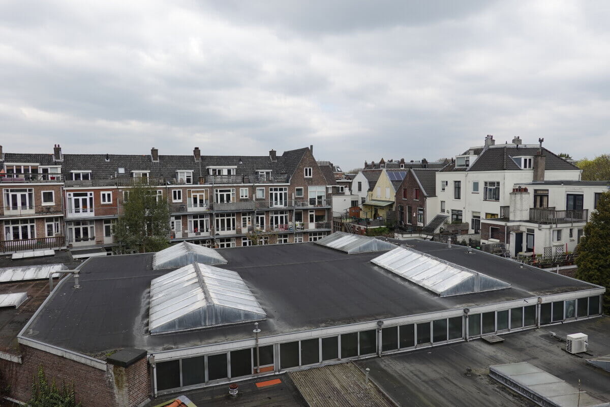 Vanaf de tweede verdieping: dak Vakgarage Autoweerd Utrecht. Foto: Dik Binnendijk