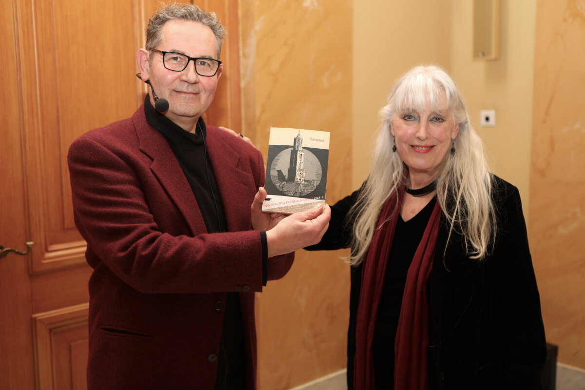 Hans Ebbink en Marijke Dorst (Salon Saffier) met de nieuw uitgegeven wandelgids van Jan Engelman. Foto: Ton van den Berg