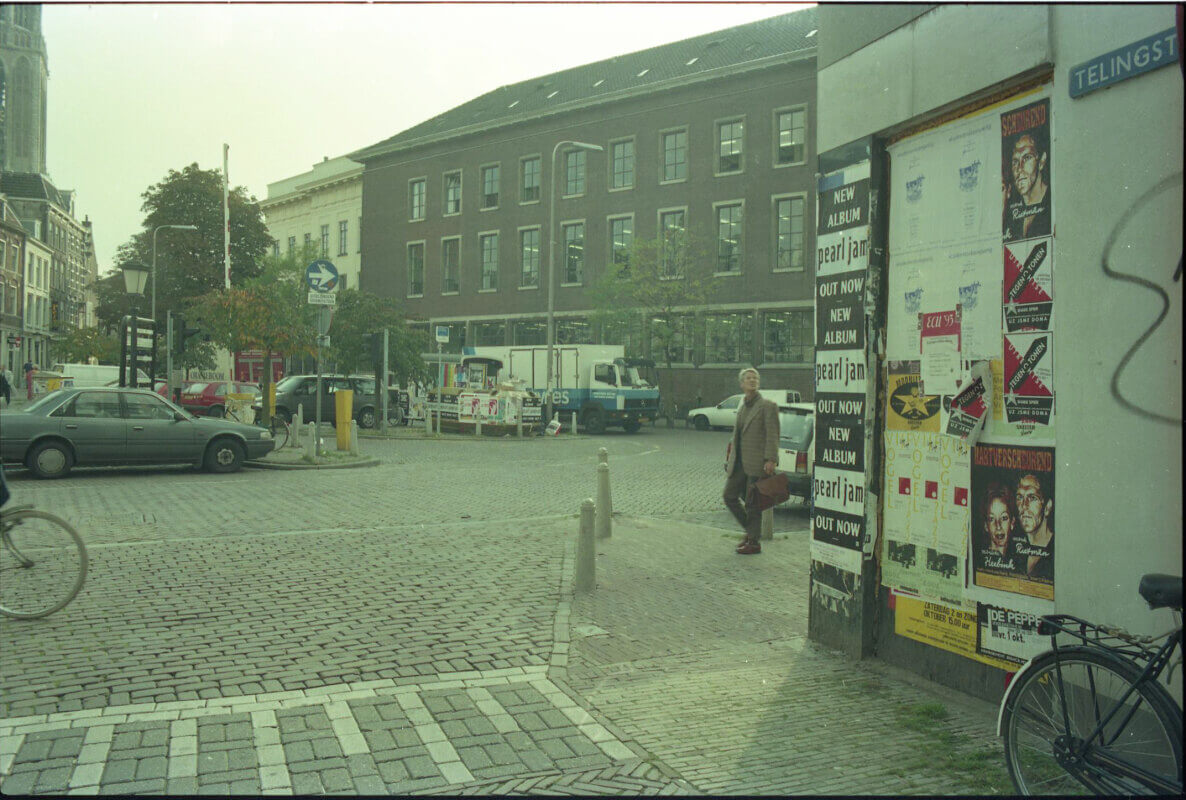 De Telingstraat met zicht op achterzijde stadhuis en kantoor Burgerzaken.