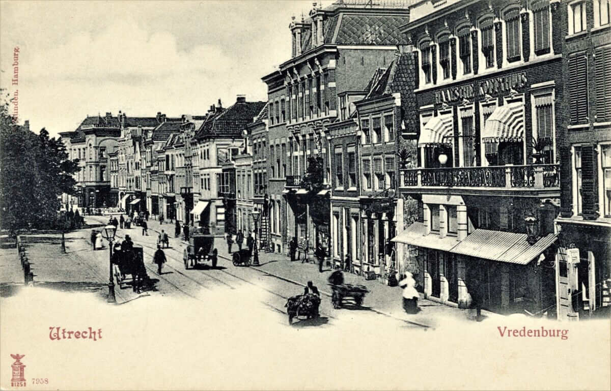 De noordzijde van het Vredenburg rond 1895, met rechts het luxe Haagsche Koffyhuis en links daarnaast de ingang van de Hoogenbergsteeg. Aan de andere kant van deze steeg de eerste winkel van G.W. van Dillen jr. aan het Vredenburg 23. Afbeelding: Utrechts Archief